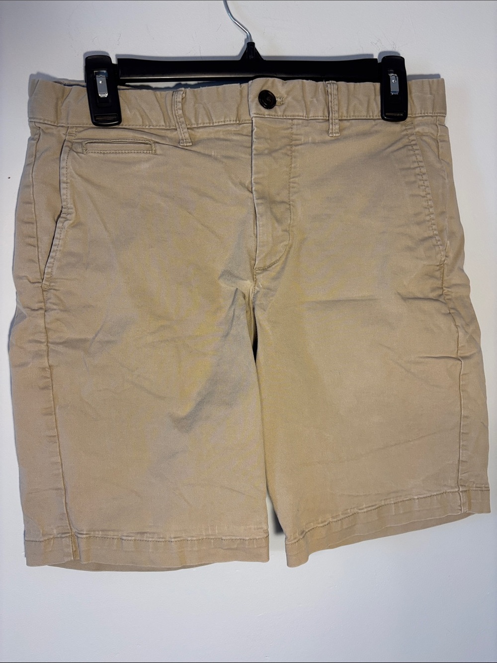 GAP Men's Flat-Front Khaki Shorts - Light Tan